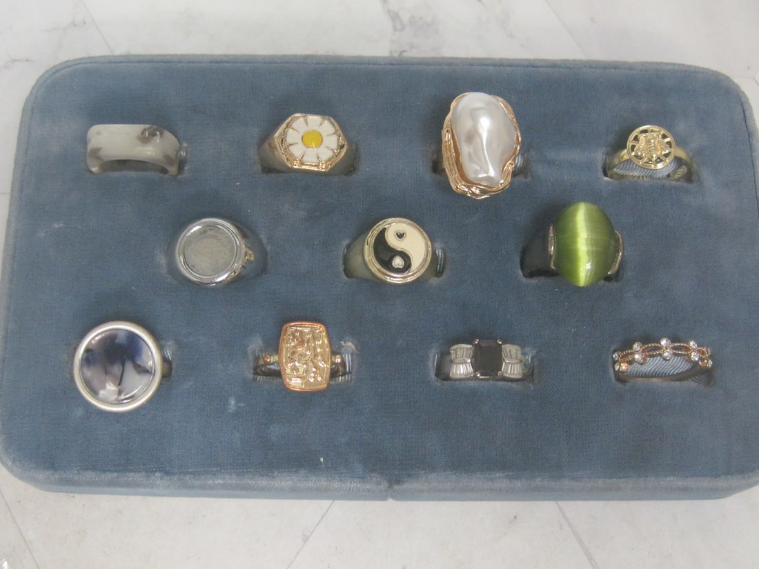 Lot of 11 Fashion Rings (1 of 5)