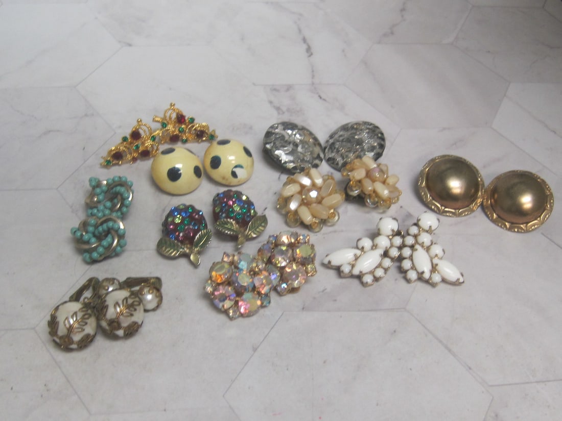 Lot of 10 Pairs of Vintage Clip Earrings (1 of 4)