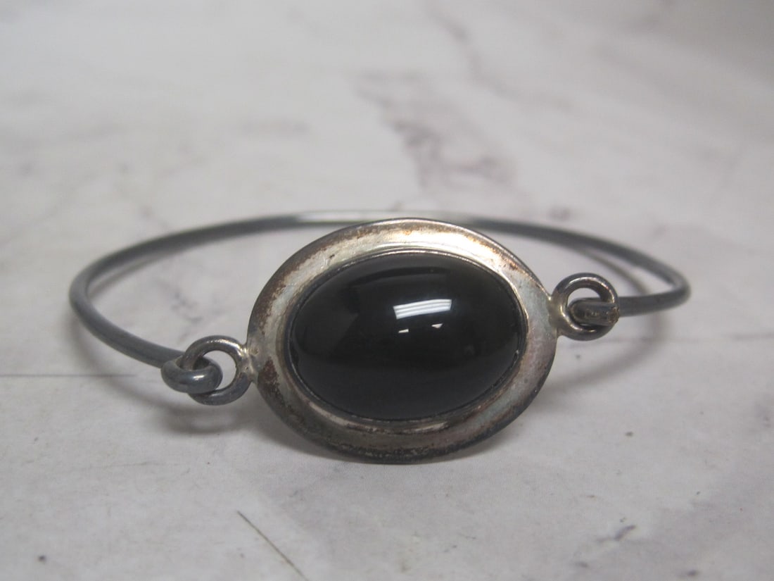 Sterling Silver Wire Bracelet with Stone: Weighs 10.3 grams 