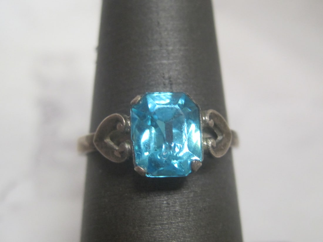 Sterling Silver Ring with Blue Stone: Weighs 1.9 grams, Size 7