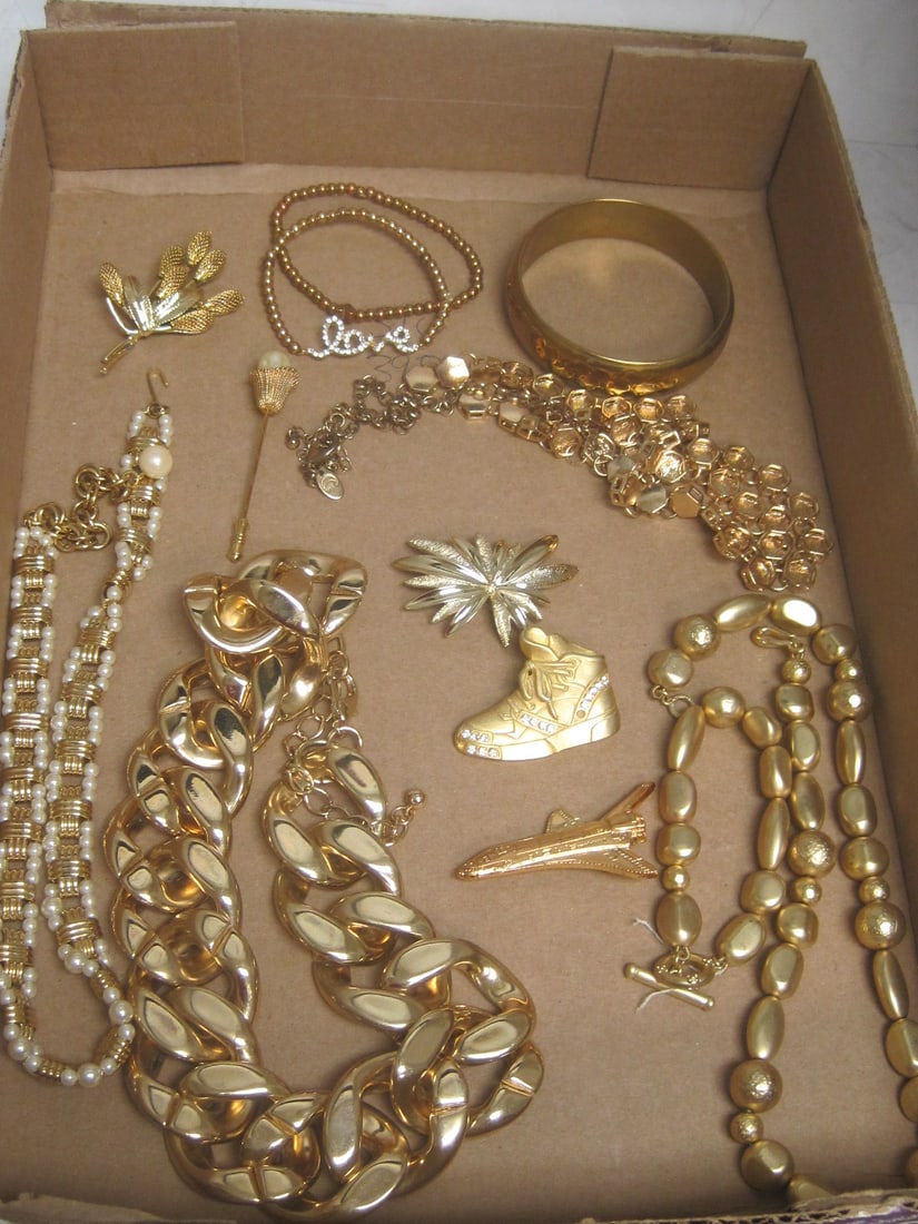 Lot of Goldtone Jewelry (1 of 6)