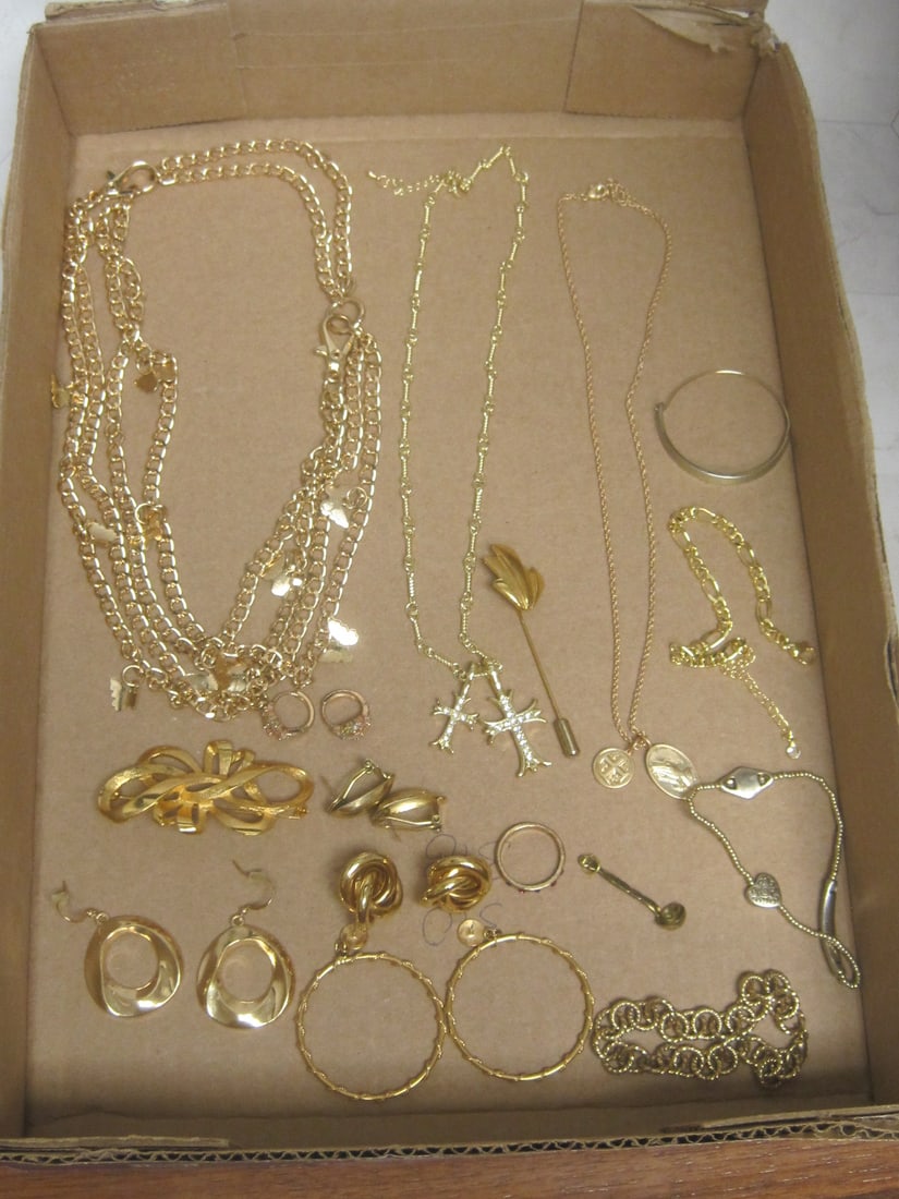 Lot of Goldtone Jewelry (1 of 5)