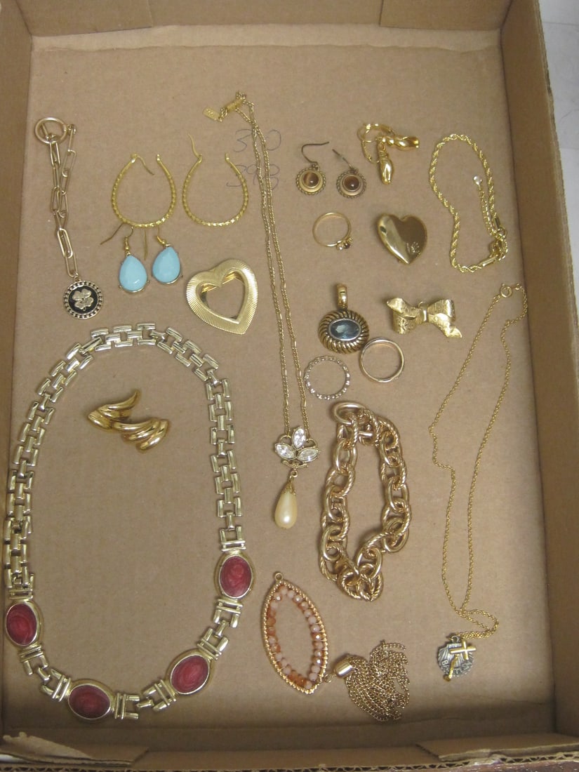 Lot of Goldtone Jewelry (1 of 5)