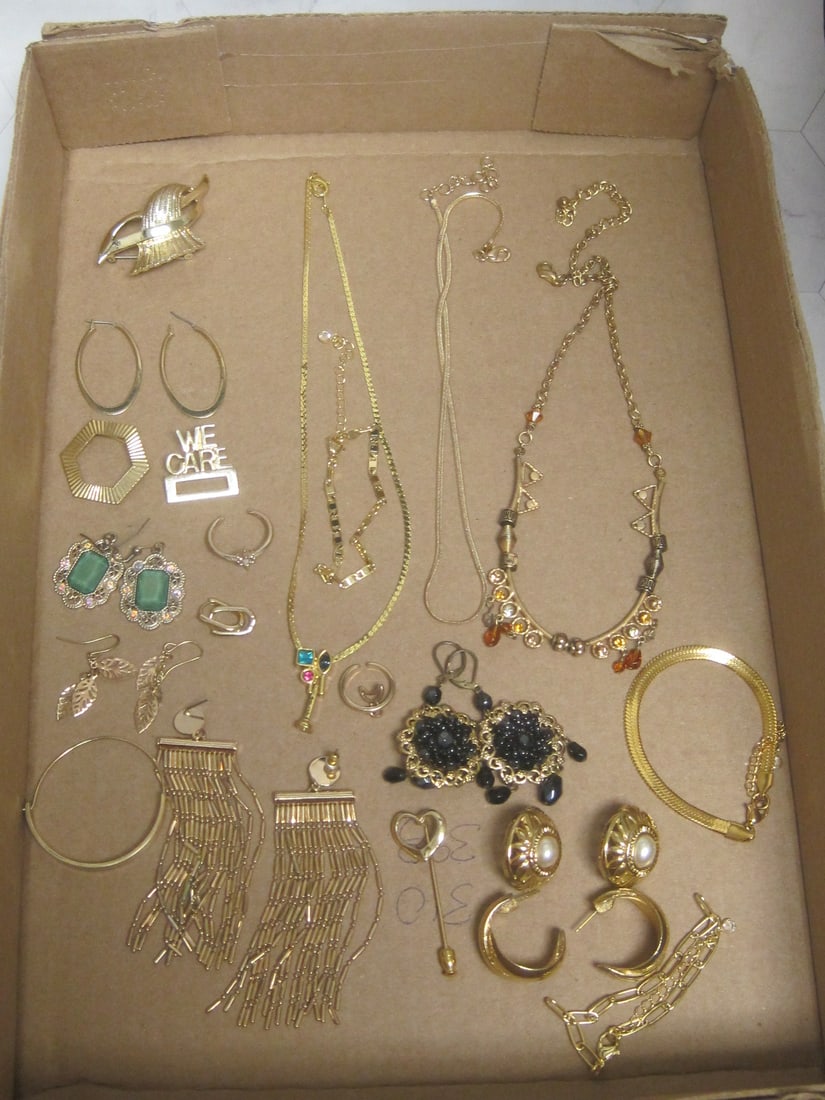 Lot of Goldtone Jewelry: .