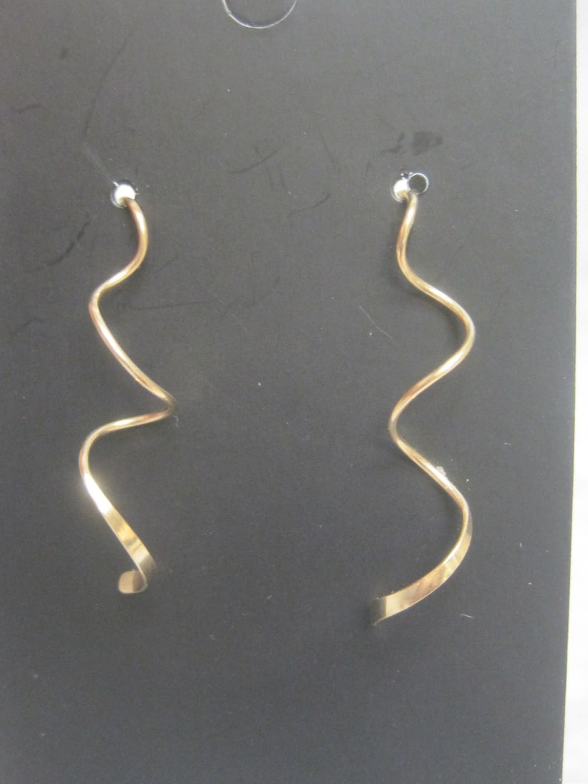 14k Gold Earrings: Weighs 0.7 gram 