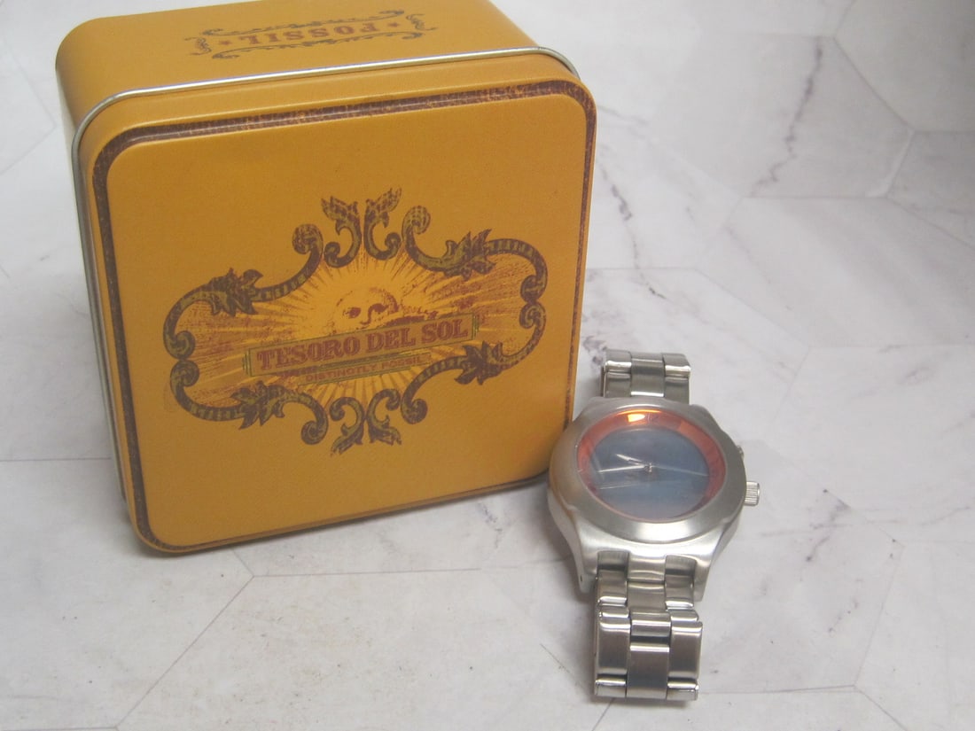 Fossil Watch in Original Tin: Needs battery 