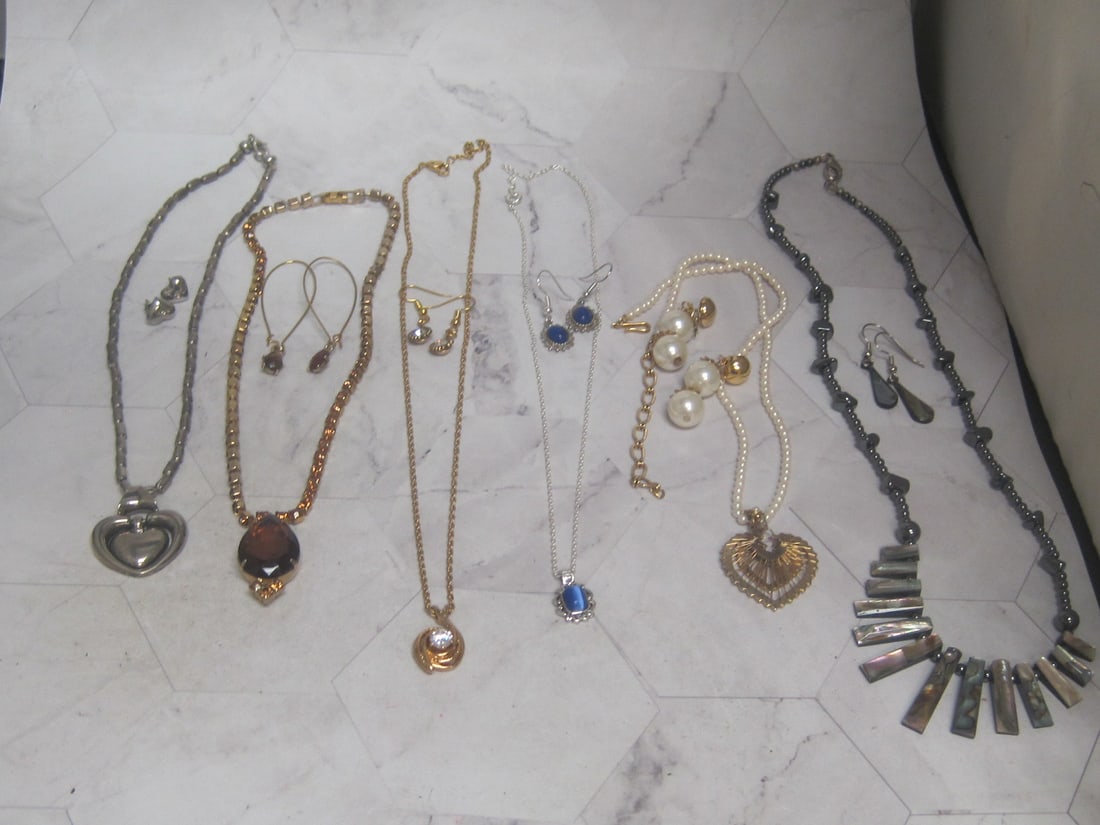 Lot of 6 Necklaces & Earrings Sets (1 of 4)