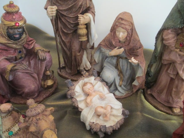 Handpainted 7 Piece Nativity Set with Gem Accents in Original Box - 3