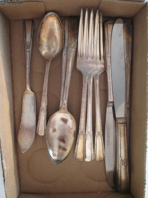 13 Pieces of Wm. Rogers "Sectional" Silverplate Flatware: (3)9" knives, (2)7 1/2" forks, (3)6" spoons, (3)7 1/4" table spoons, (1)6 7/8" butter spreader 