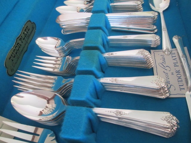 67 Pieces of Oneida Plate Tudor Plate "Sweet Briar" Flatware and Serving Pieces in Reed&Barton - 7