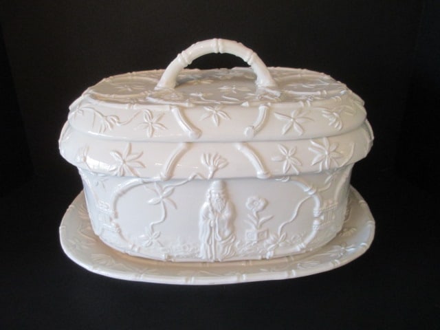 Italian Pottery Chinoiserie Elder and Bamboo Design Tureen with Underplate: 9"h, does not have ladle, some crazing on interior of tureen 