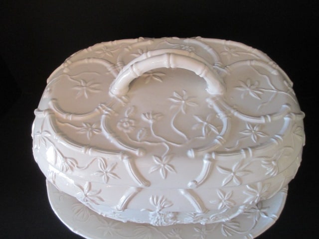 Italian Pottery Chinoiserie Elder and Bamboo Design Tureen with Underplate - 2