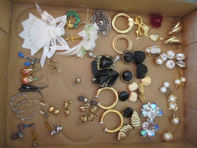 Grouping of Good Quality Fashion Clip On Earrings, Pierced Earrings and Brooches: . 