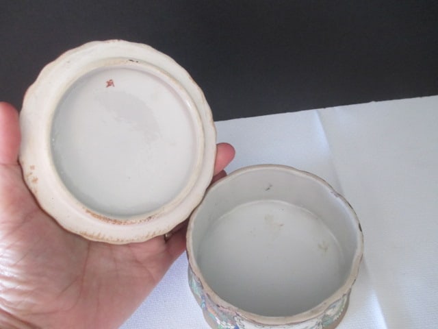 Chinese Porcelain Trinket Box, Plate, Cachepot and Abacus Paperweight - 11