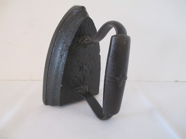 Antique #7 Cast Iron Sad Iron: . 