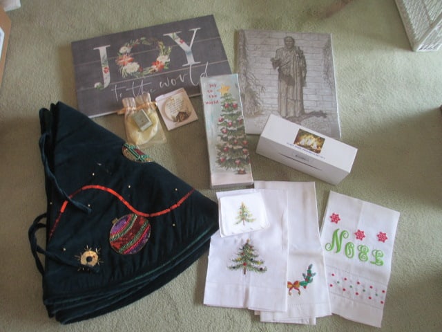 Green Velvet Tree Skirt, Holiday Wall Plaques, Holiday Tea Towels, etc.: . 