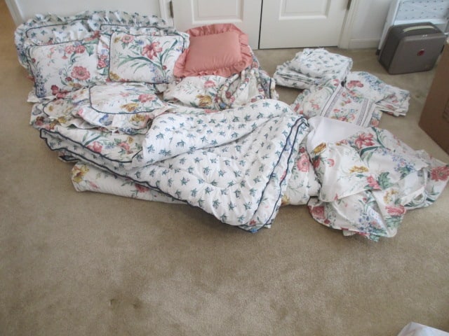 Dan River Full Size Floral Comforter Set: Set includes comforter, shams, bed skirt, two sets of sheets and accent pillows, Local Pickup Only