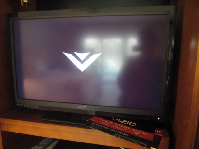 Vizio 32" LED LCD HDTV with Remote: Model E320AR, powers on, Local Pickup Only