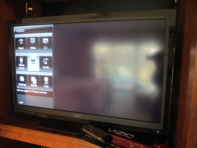 Vizio 32" LED LCD HDTV with Remote - 2