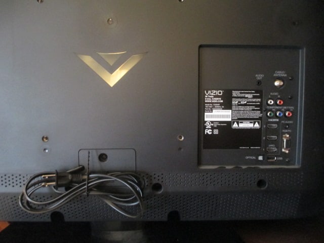 Vizio 32" LED LCD HDTV with Remote - 4