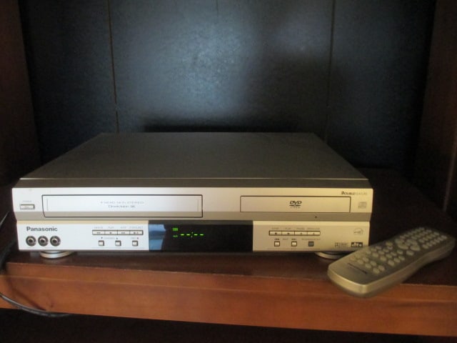 Panasonic PV-D4743S VHS/DVD Combination Player with Remote: powers on, Local Pickup Only 