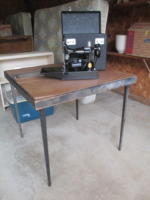 Vintage Singer Featherweight Electric Portable Sewing Machine and Folding (1 of 18)