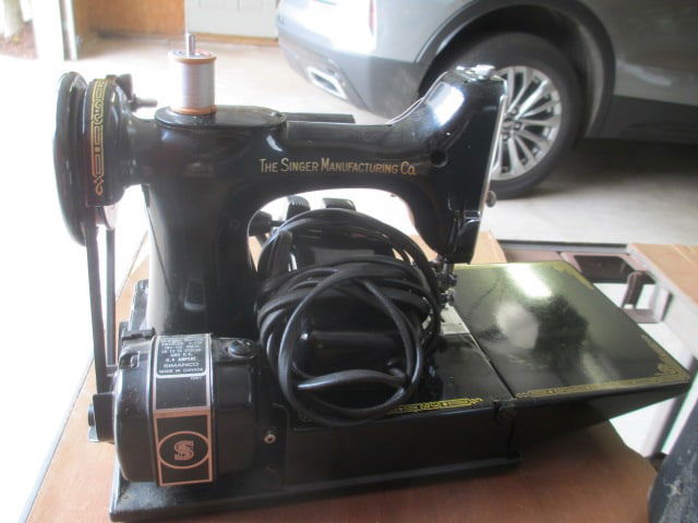 Vintage Singer Featherweight Electric Portable Sewing Machine and Folding - 4
