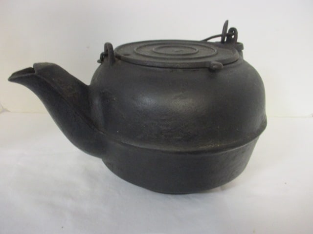 Vintage Cast Iron Tea Kettle - Marked "7" on Lid: 11" x 6 3/4" 