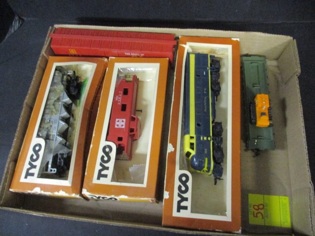 Lot of Vintage Tyco HO Scale Electric Train Locomotive and 4 Cars (1 of 6)