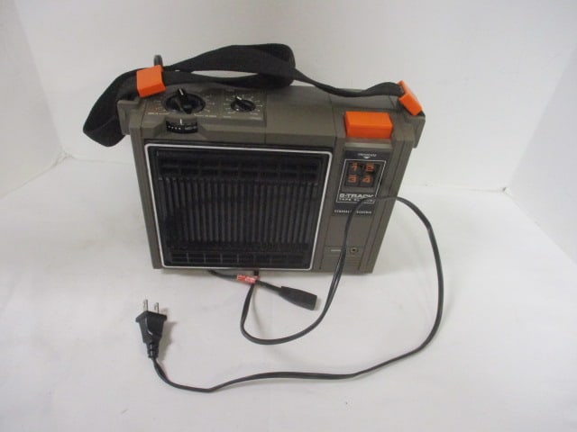 Vintage General Electric Portable 8-Track Tape Player: 10" x 4" x 8", powers on 