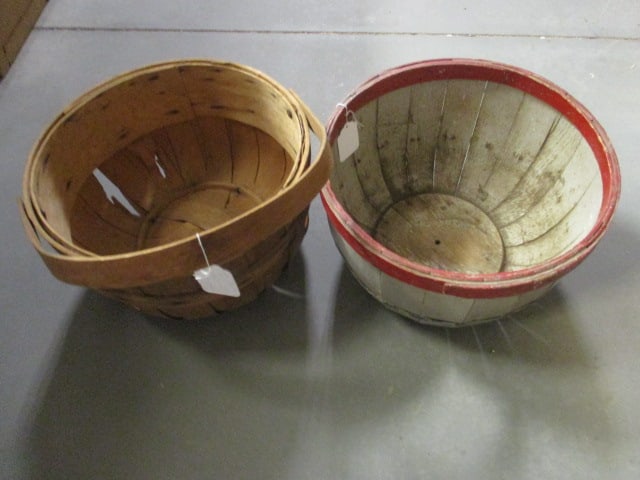 2 Vintage Woven Wood Fruit Baskets - 1 with Handle: 14 3/4" x 9 1/2" and 15 1/4" x 9", some splits and wear 