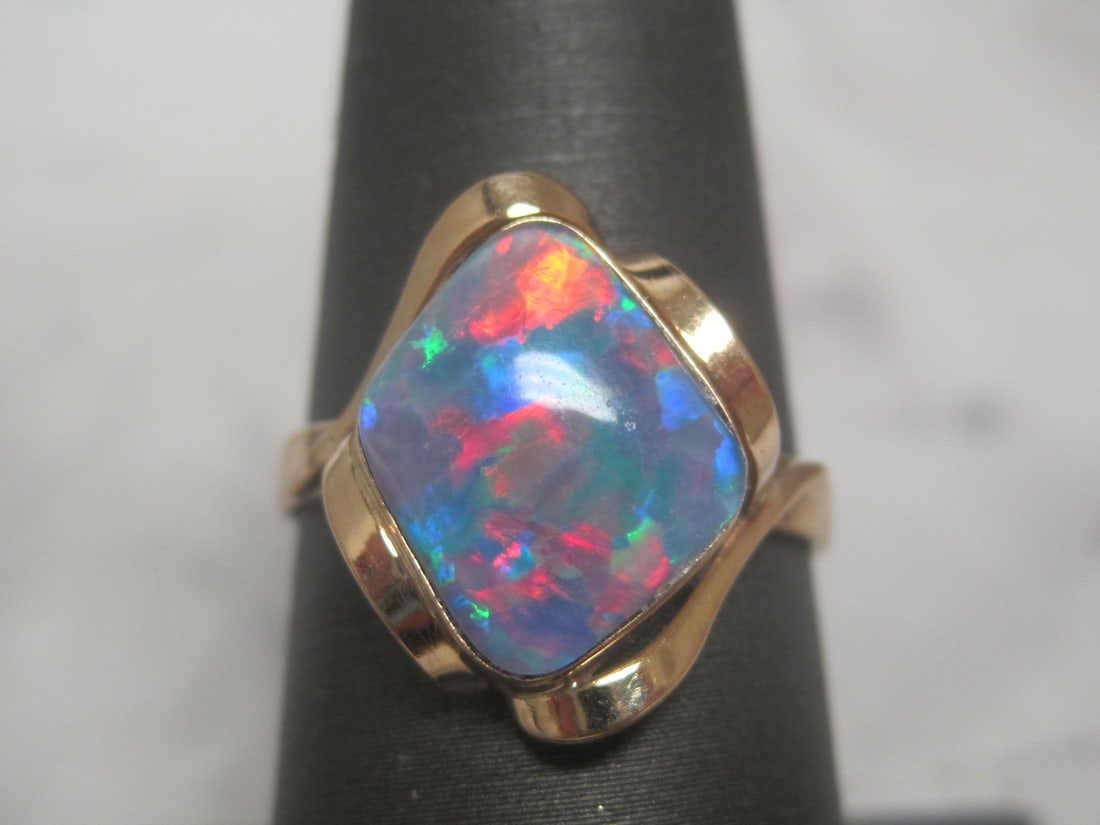 14k Gold Opal Ring: Weighs 2.3 grams, Size 7 1/4, Colorful fiery gem doublet style 