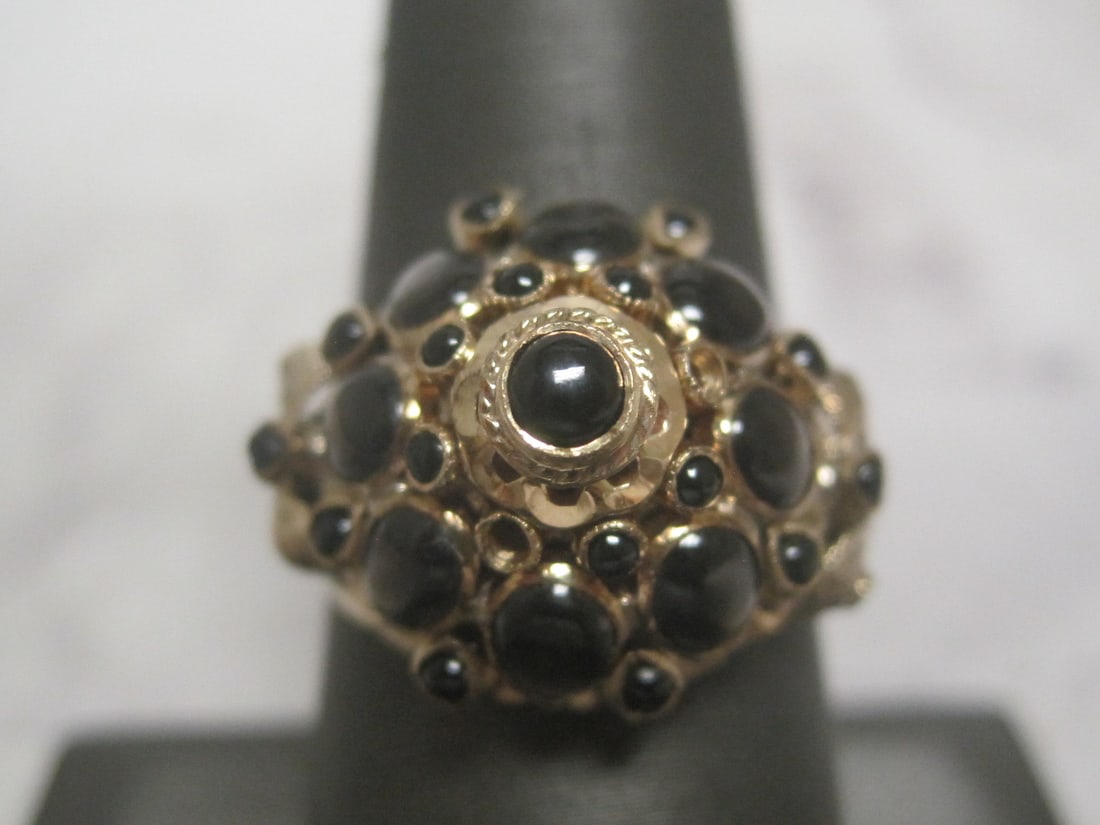 14k Gold Star Sapphire Princess Ring: Weighs 7 grams (heavy), Size 8 1/2, Large dome top with oval gems highlighted by black onyx, Signed 