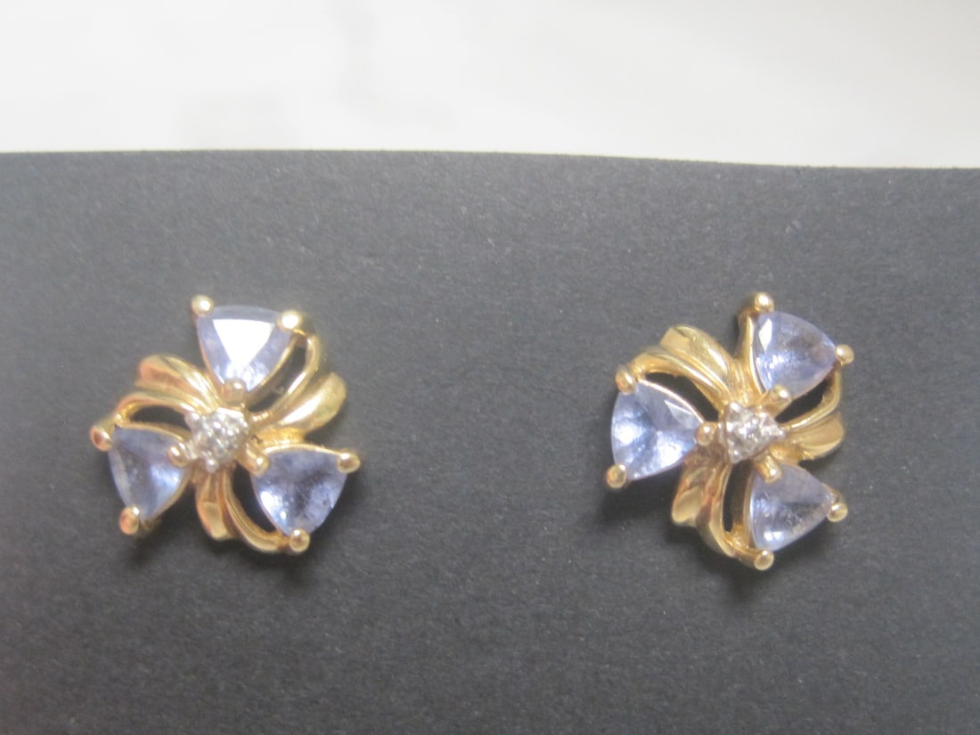14k Gold Tanzanite & Diamond Earrings: Weighs 2.5 grams, 1.5 carats total, Pinwheel style design 