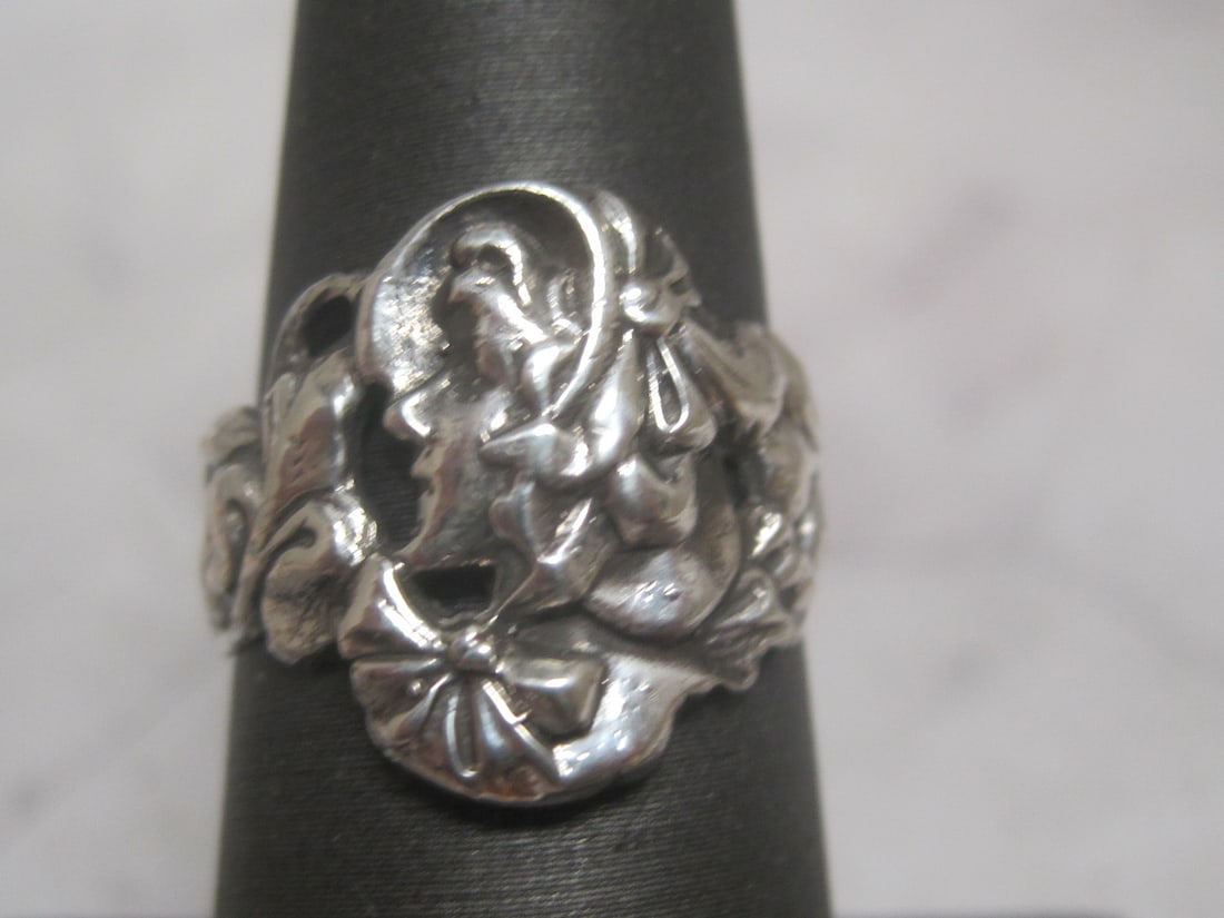 Sterling Silver Art Deco Style Ring: Weighs 3.8 grams, Size 7, Lady in bonnet design 
