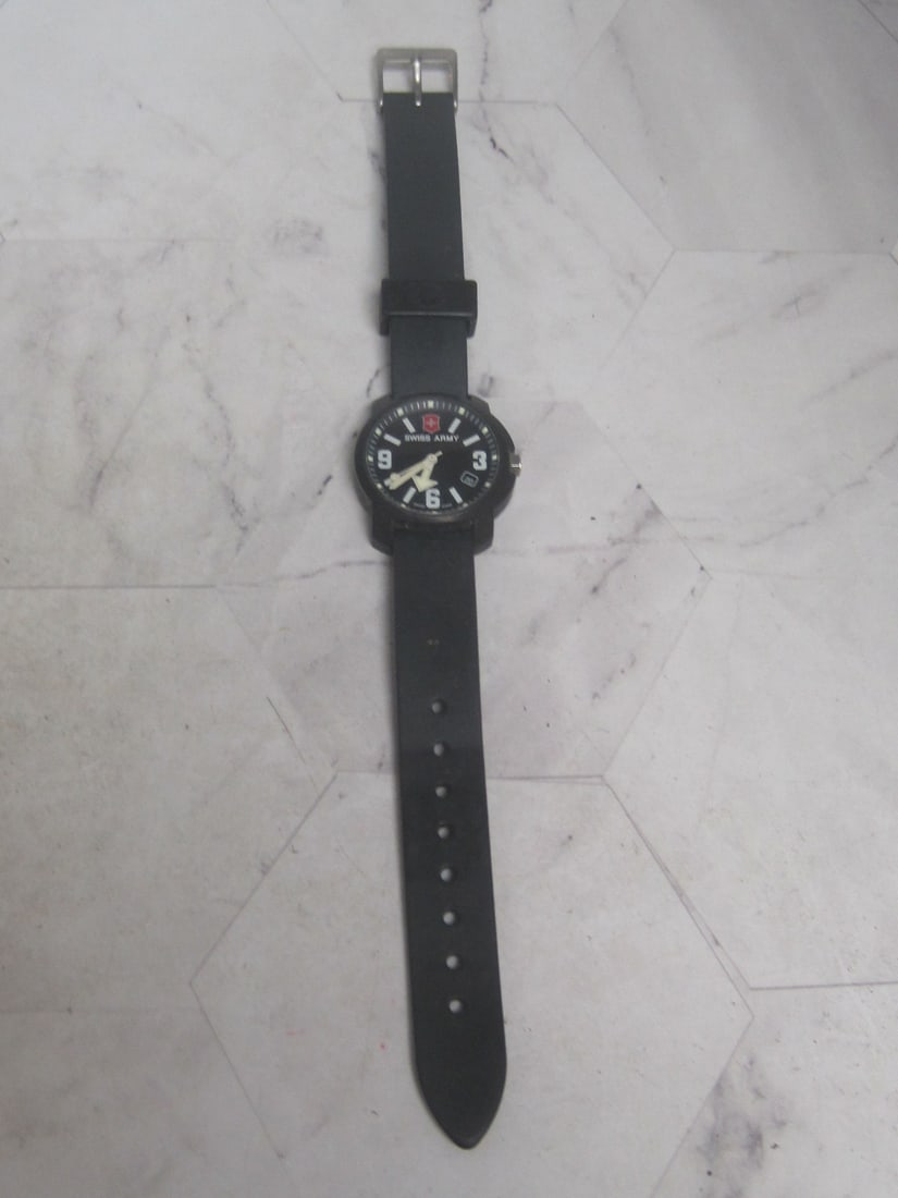 Swiss Army Wristwatch (1 of 6)