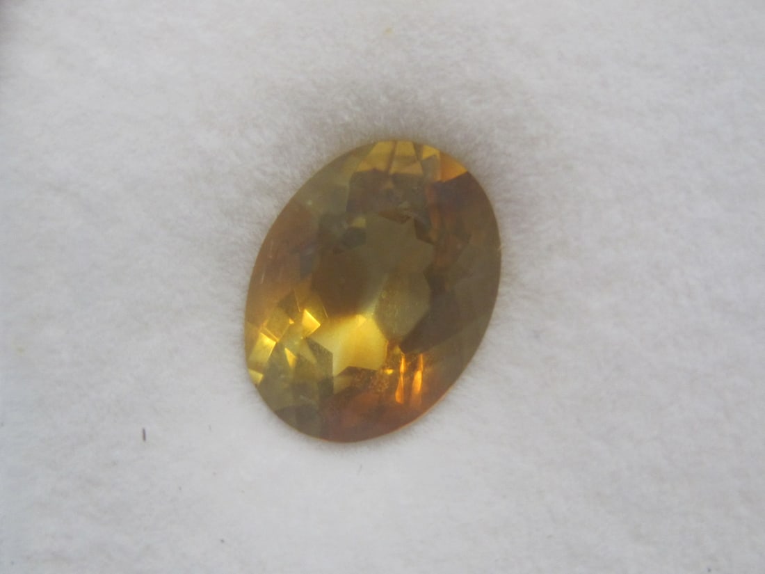 Golden Citrine Gemstone: 4.5 carats, 12x9mm, oval 