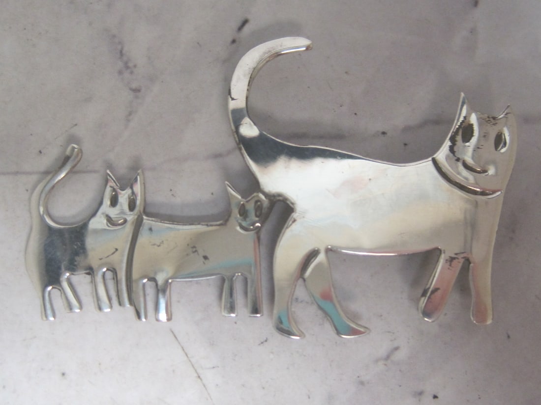Sterling Silver Figural Cat Family Brooch: Weighs 9.4 grams, Adorable trio 