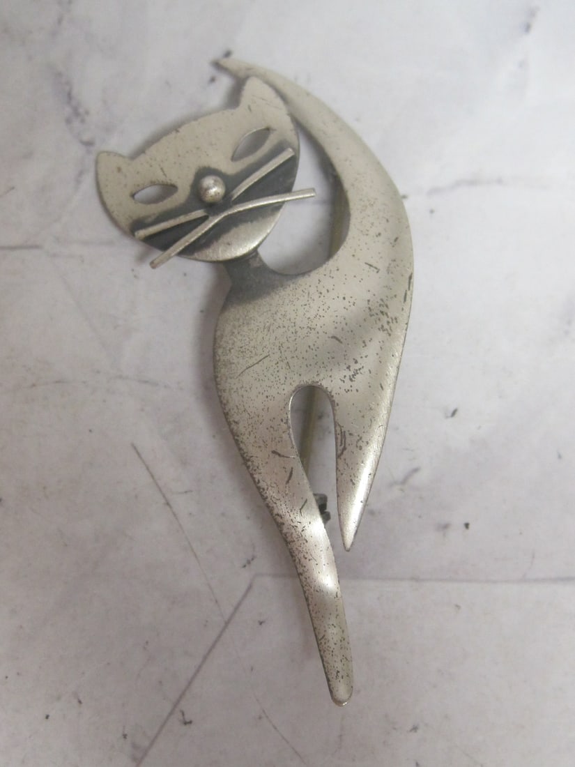 Sterling Silver Modernist Figural Cat Pin: Weighs 6.5 grams, by Di Vera 