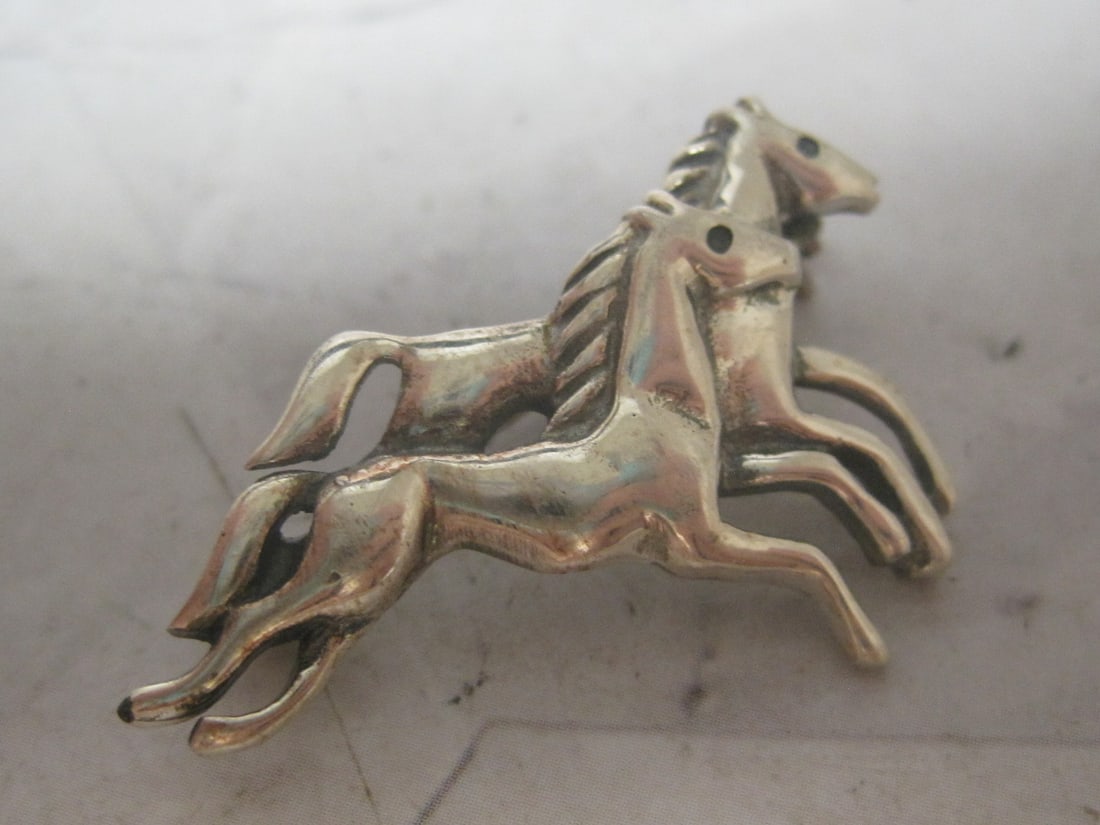 Sterling Silver Figural Horses Running Pin: Weighs 4.5 grams 