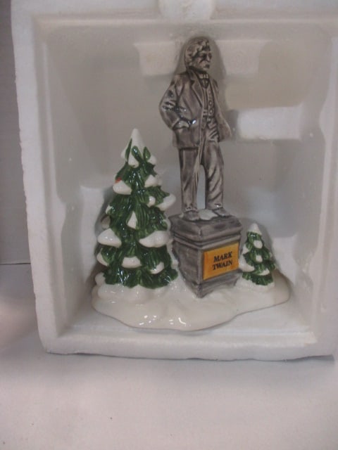 Dept. 56 Mark Twain, Santa Comes to Town (2) - 3