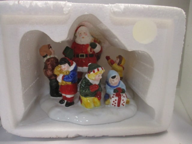 Dept. 56 Mark Twain, Santa Comes to Town (2) - 6