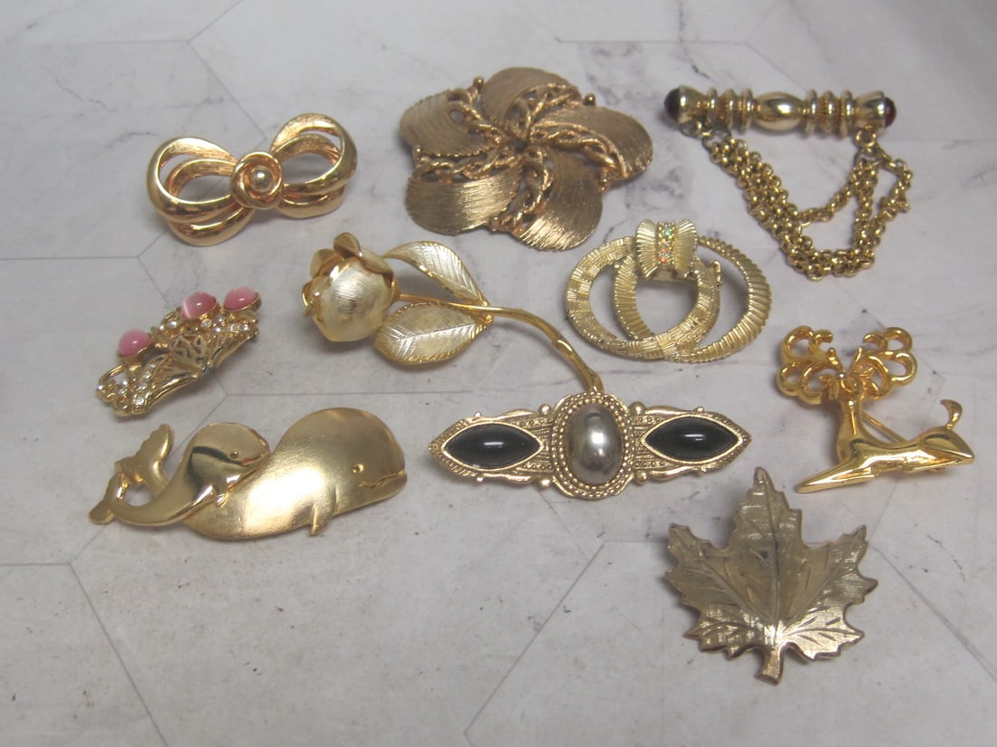 Lot of 10 Goldtone Brooches (1 of 5)