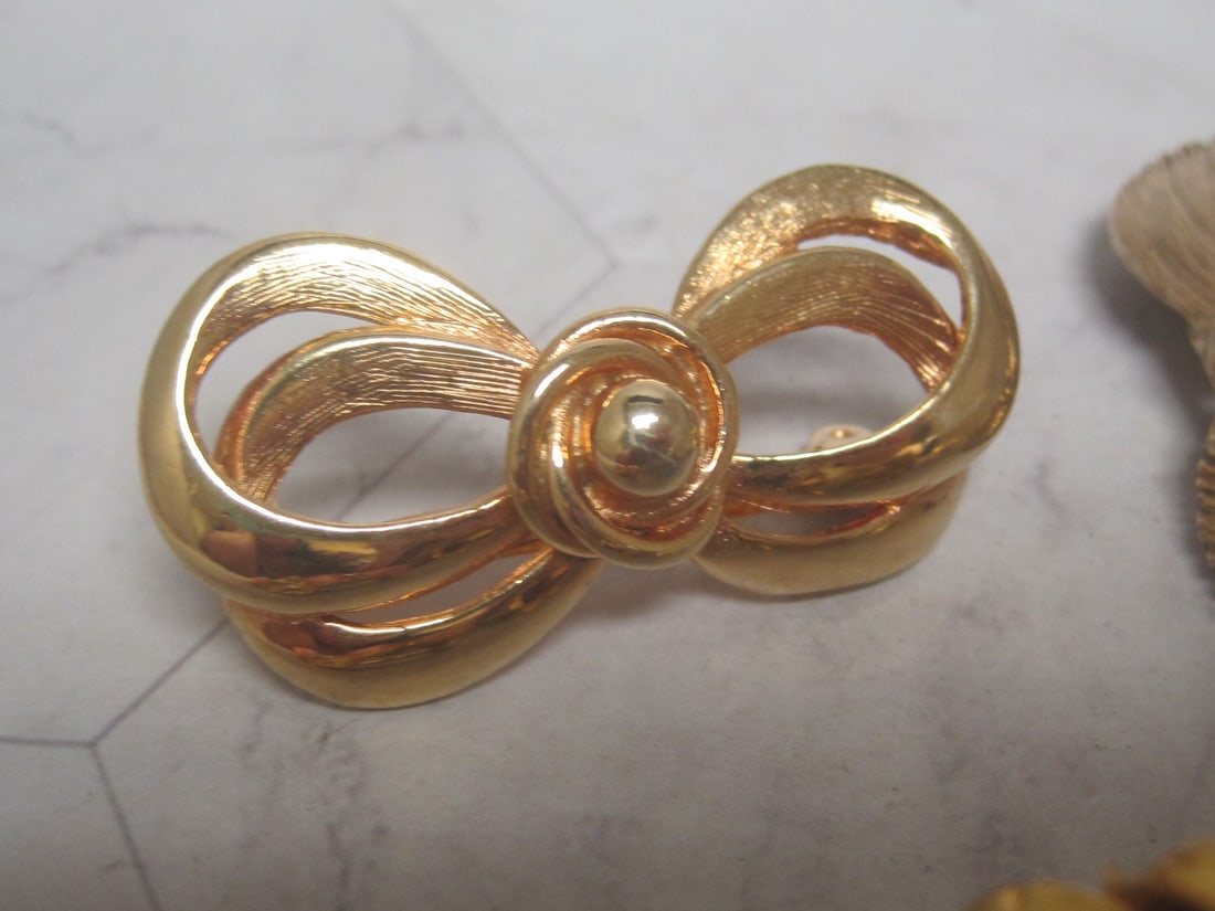 Lot of 10 Goldtone Brooches - 2