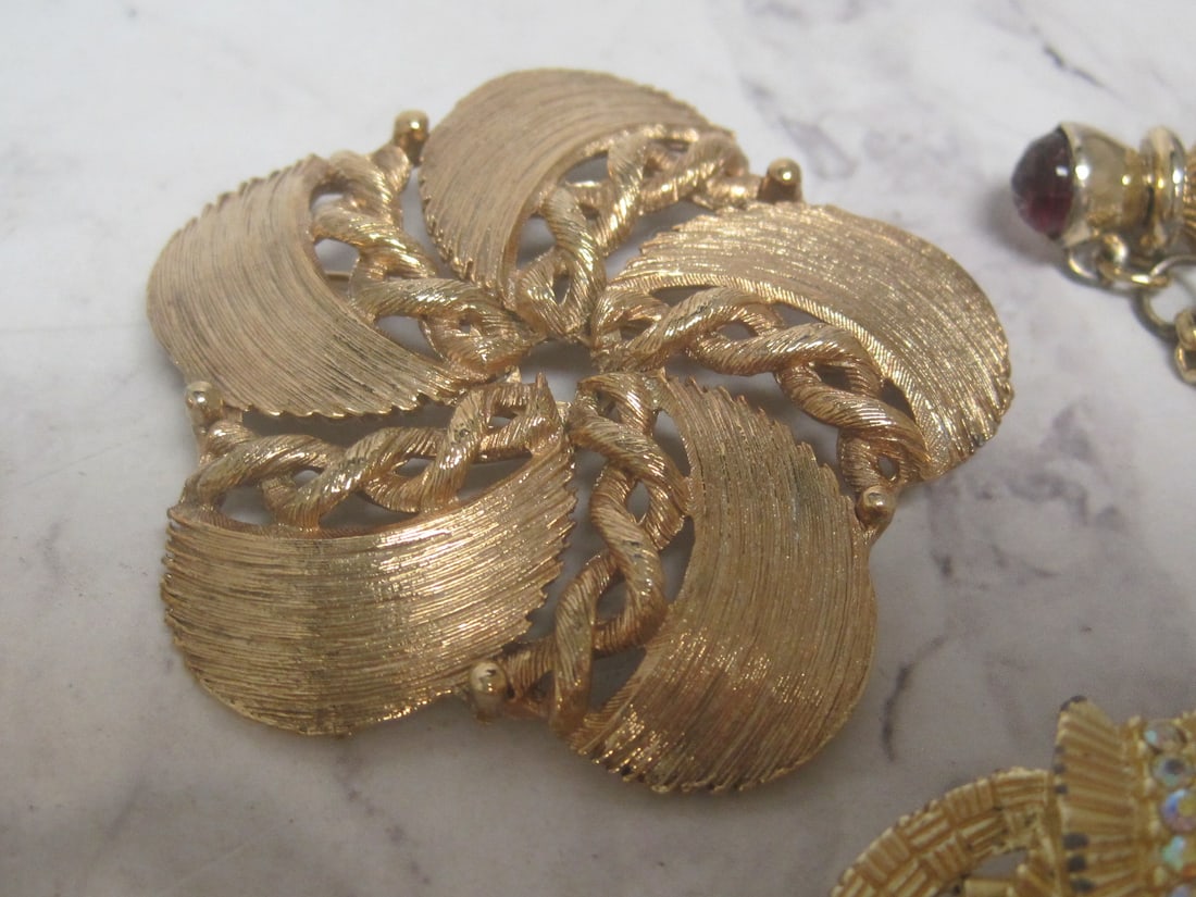 Lot of 10 Goldtone Brooches - 3
