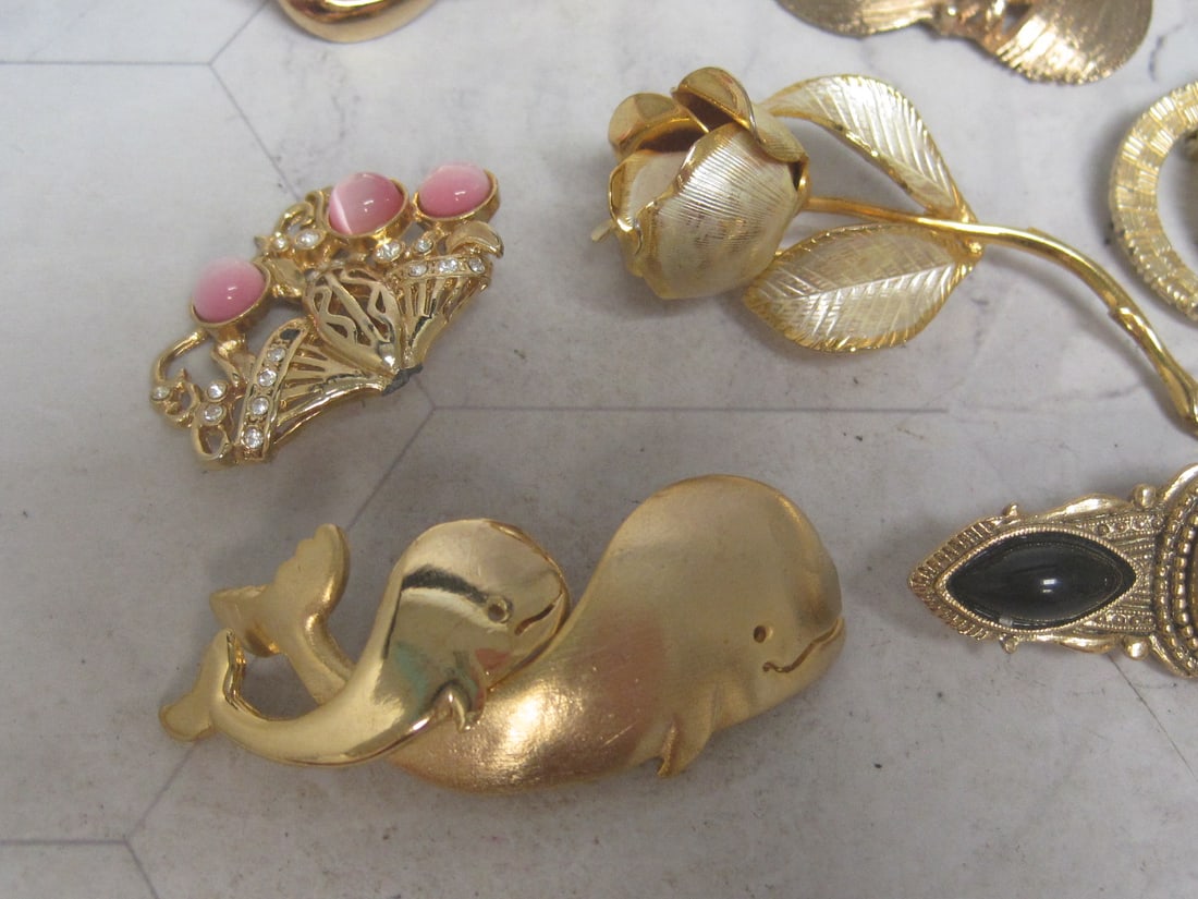 Lot of 10 Goldtone Brooches - 4