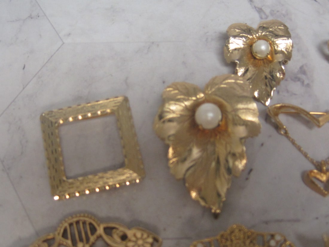 Lot of 10 Goldtone Brooches - 2