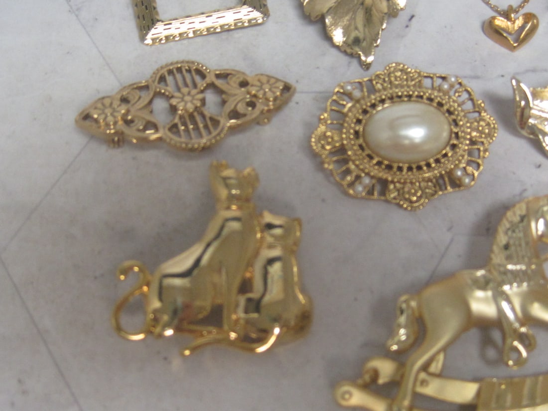 Lot of 10 Goldtone Brooches - 3