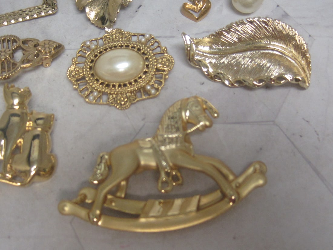 Lot of 10 Goldtone Brooches - 4