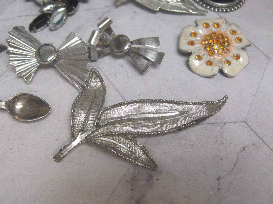 Lot of 14 Silvertone Brooches - 4